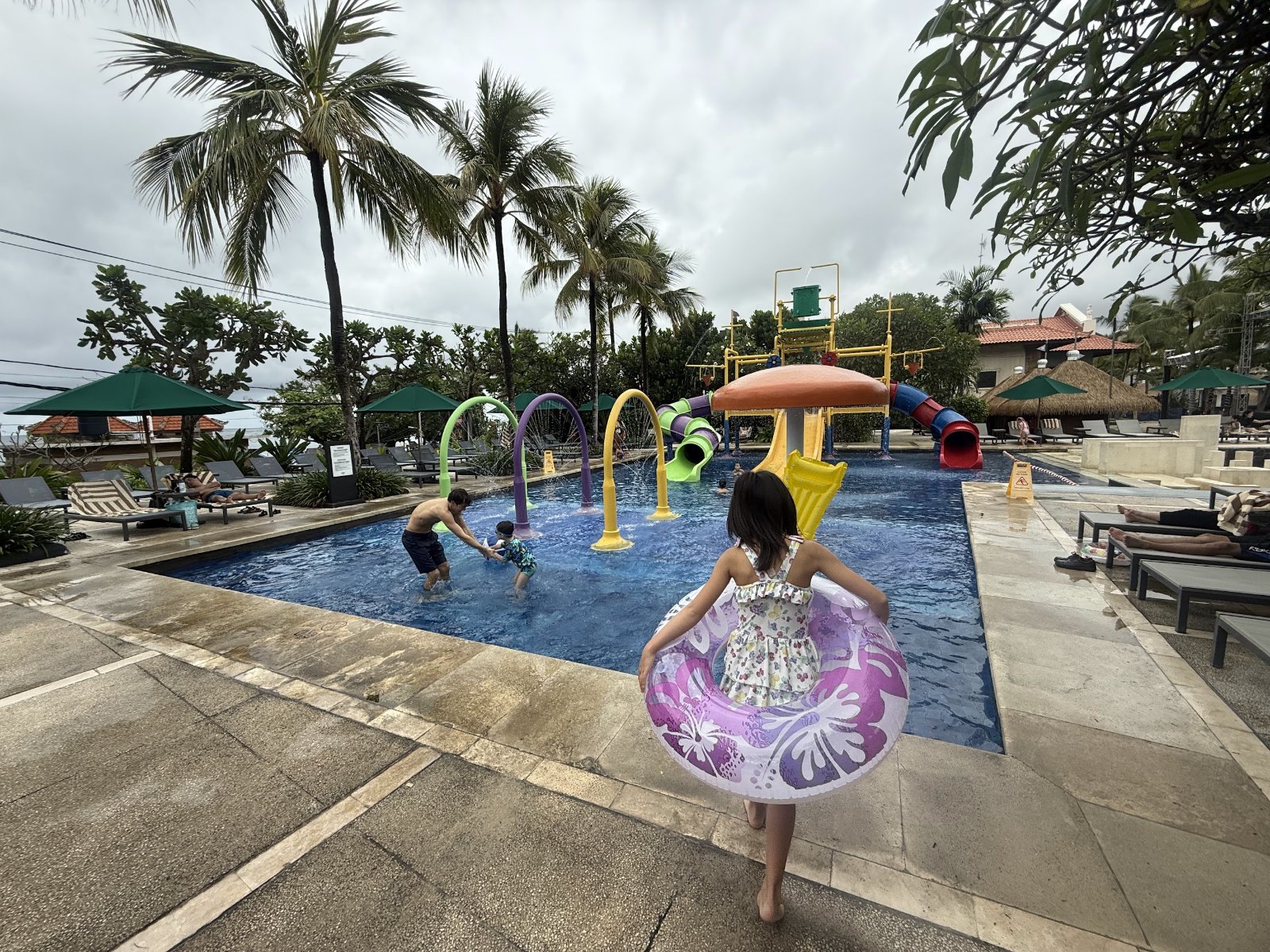 ホテルのプールにある子ども向けの水遊び遊具。カラフルなシャワーやすべり台が並ぶ