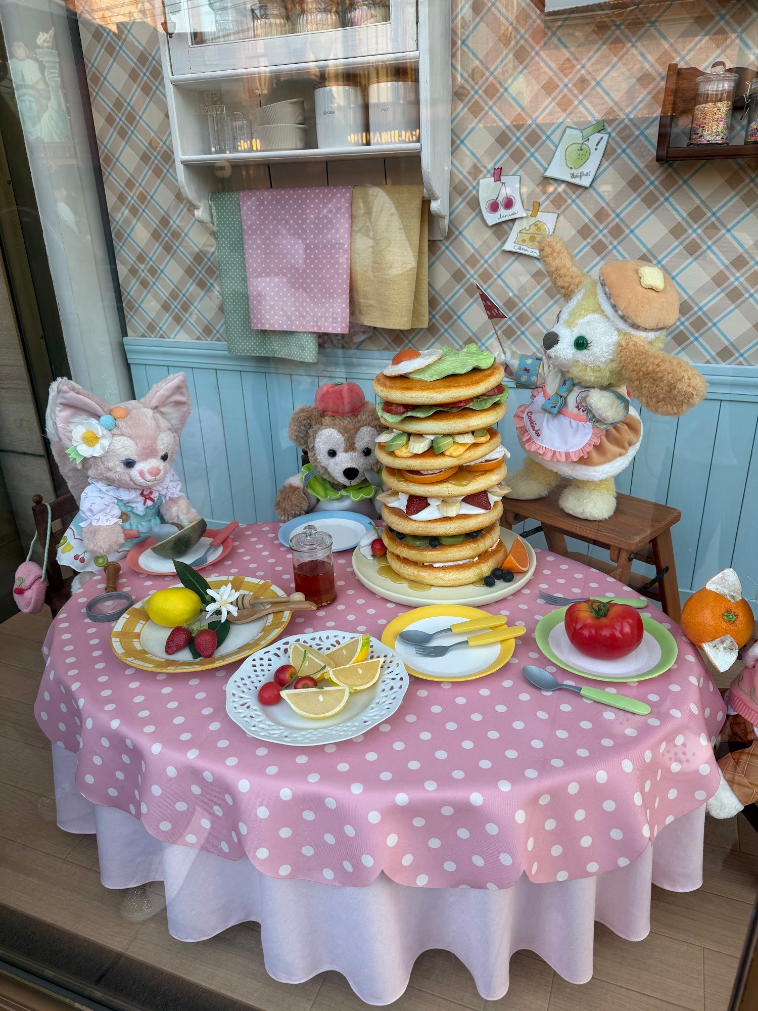 ぬいぐるみたちとパンケーキが飾られたテーブル