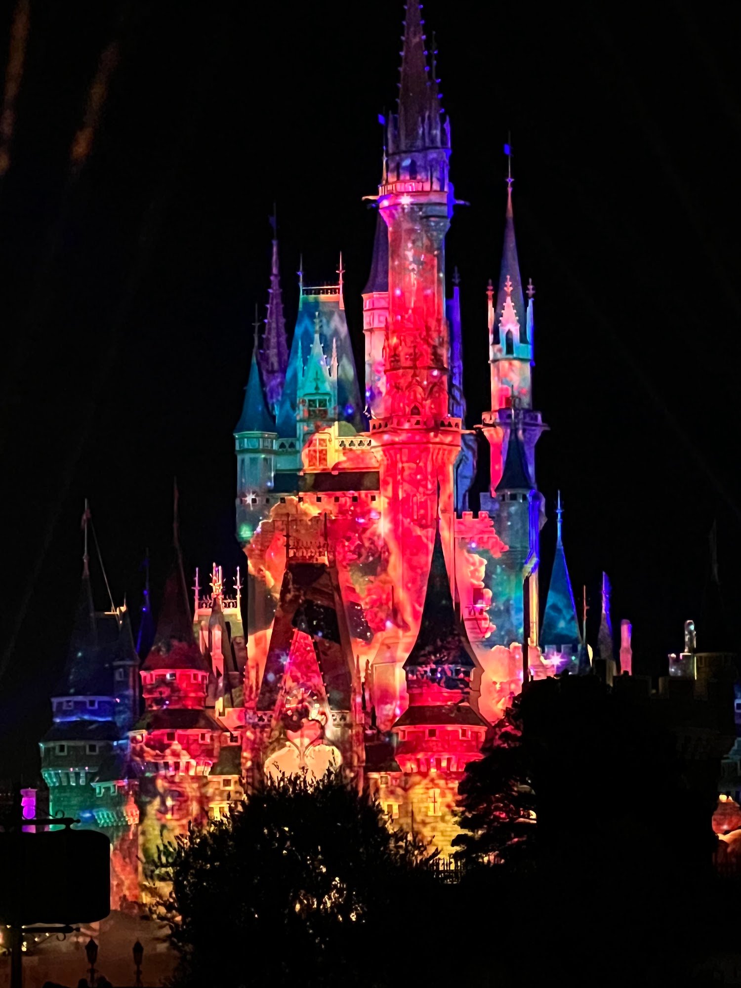 夜のお城に色とりどりの映像が映し出されている
