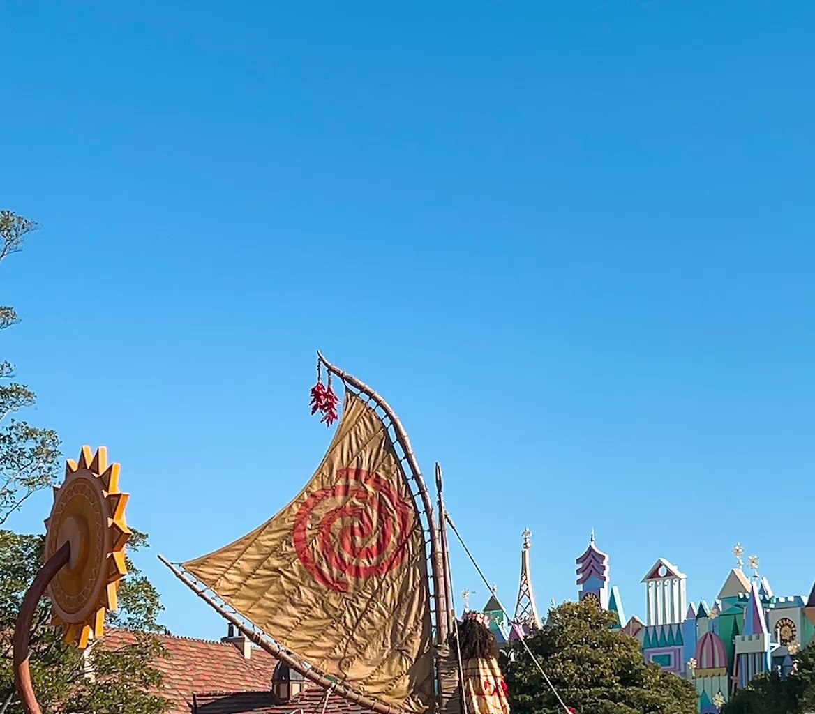 ディズニーシーの海賊船と青空