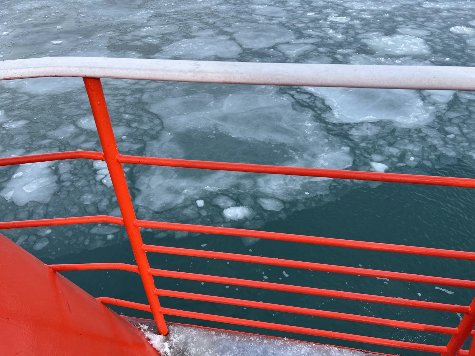 ガリンコ号のデッキから見た流氷の海