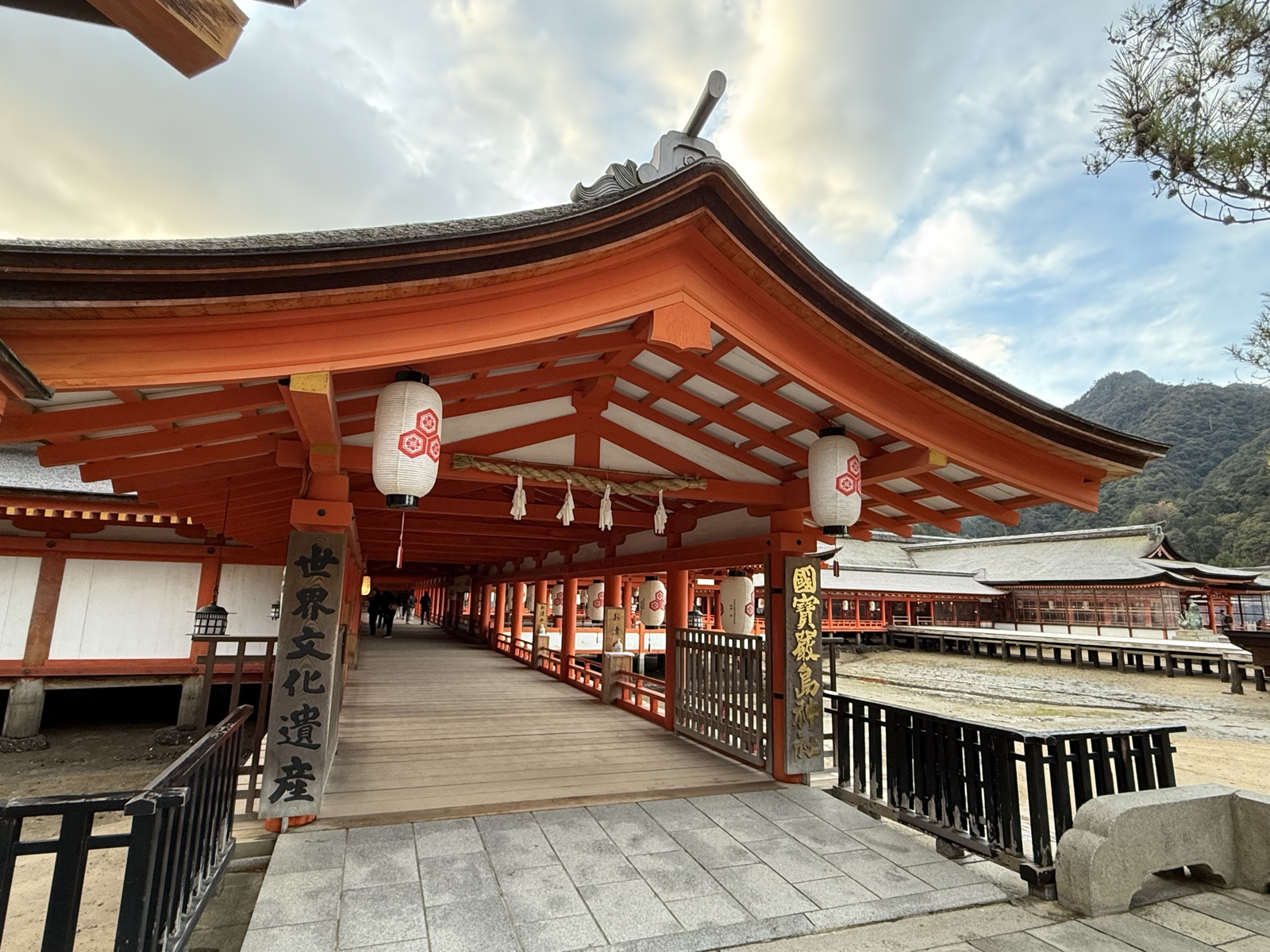 朝いちばんの厳島神社の回廊。人がほとんどいません