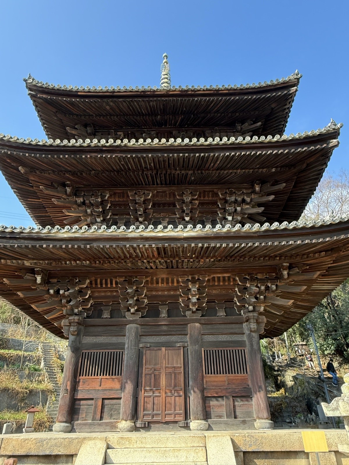 坂道の途中に現れる三重塔