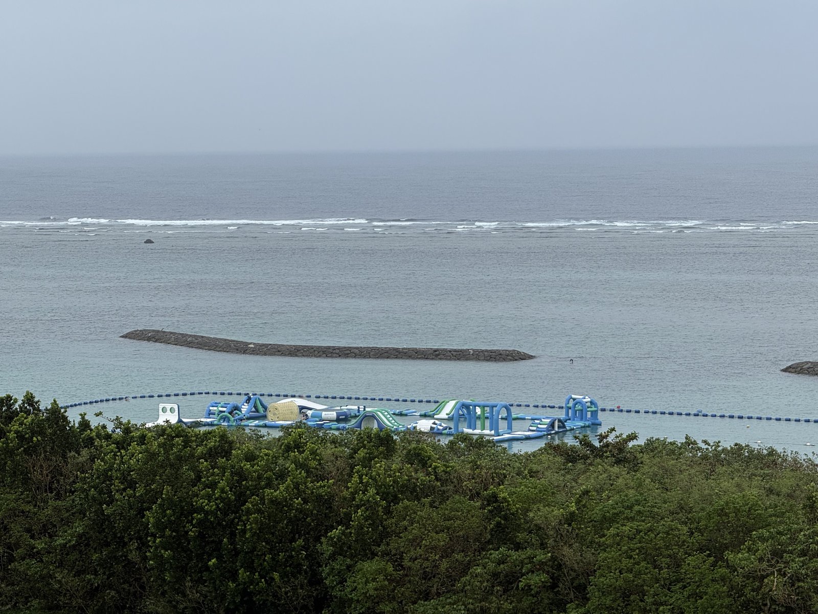 海に浮かぶ水上アスレチック