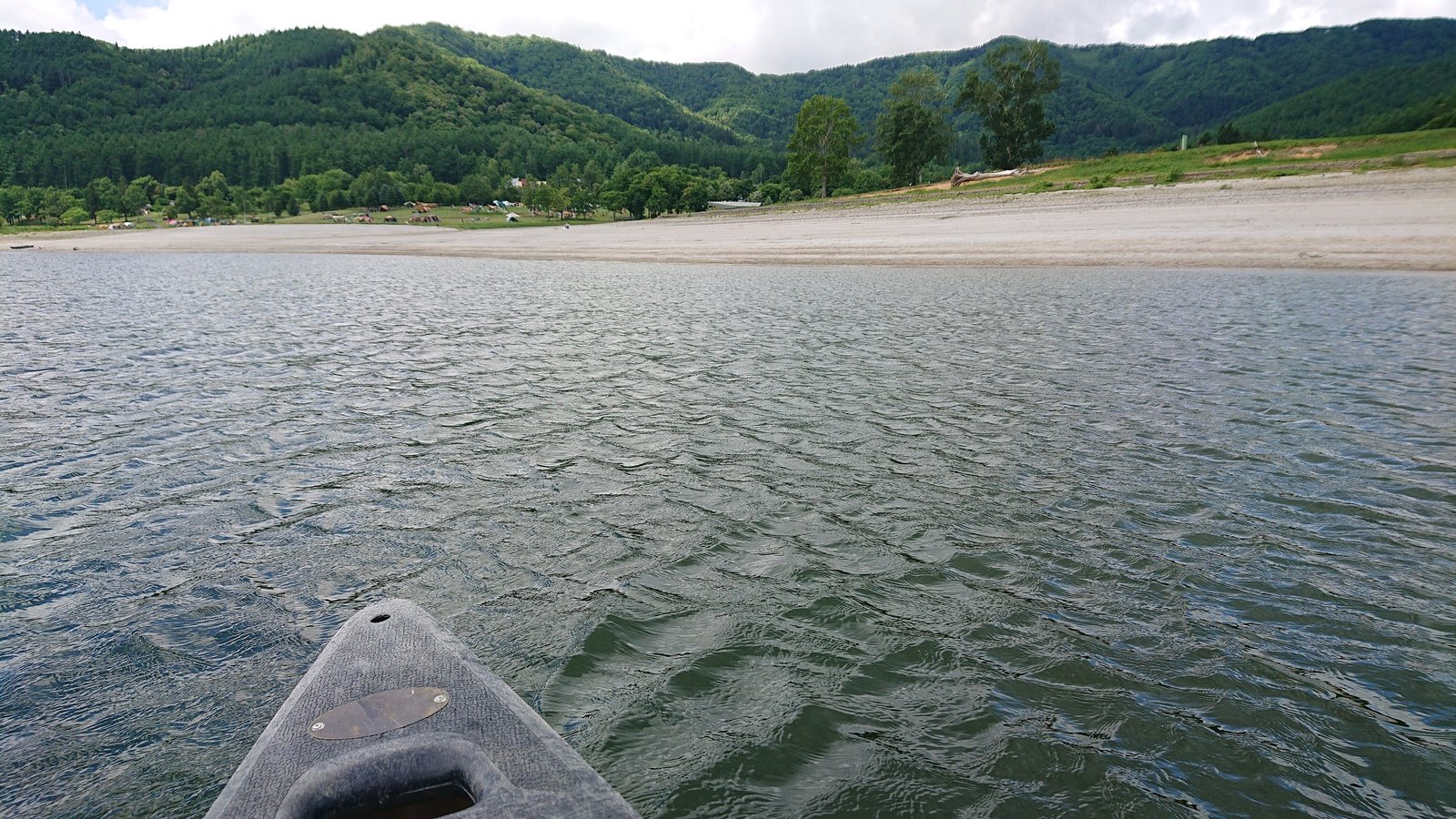 カヌーから見たかなやま湖の水面と山