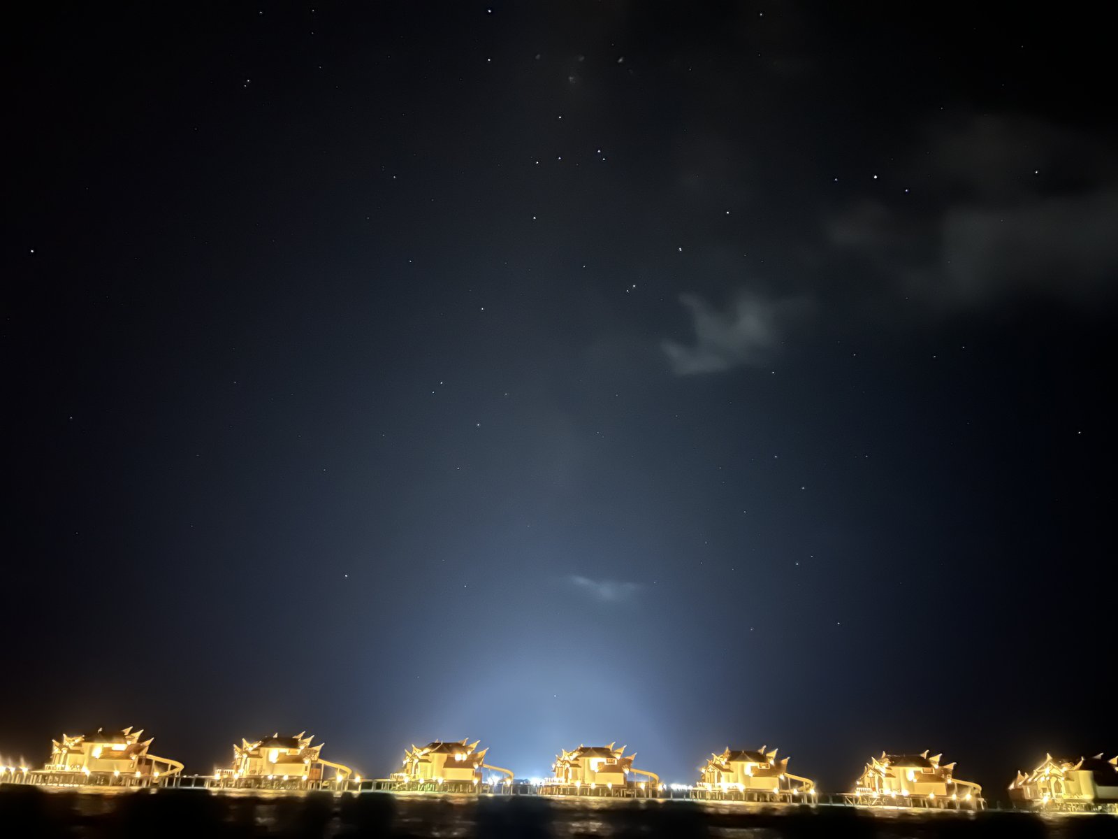 夜の水上ヴィラの灯りと星空