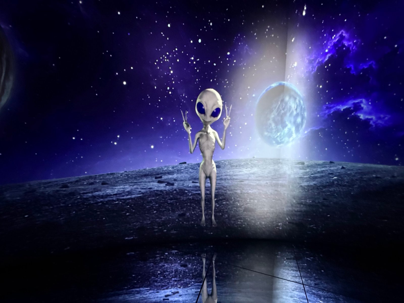 宇宙人と月が映し出された部屋