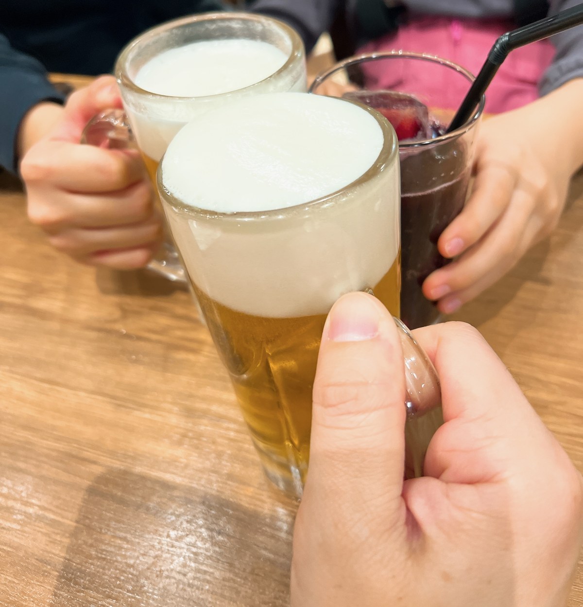 トマムのレストランでビールとジュースで乾杯