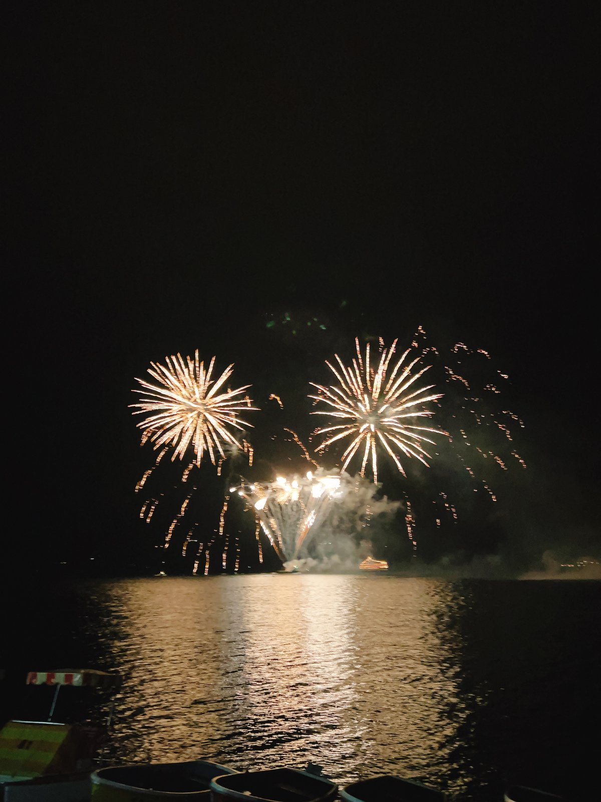 洞爺湖の湖面に映る打ち上げ花火