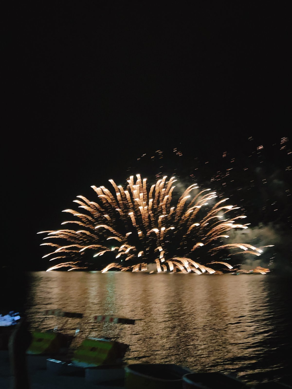 湖上花火と手前のアヒルボート