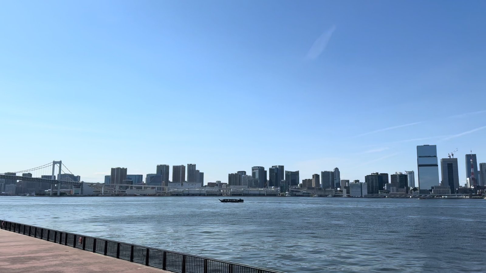 運河ごしに見える東京の街並みと青空