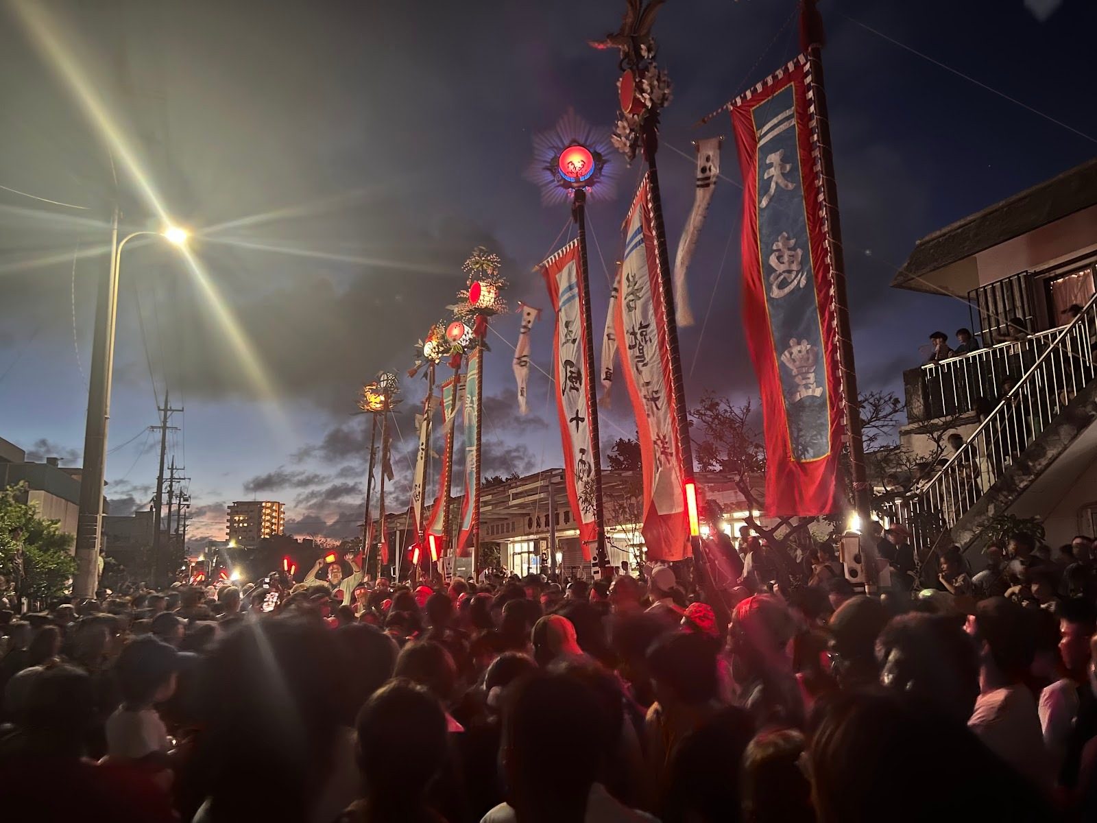 石垣島の豊年祭。旗頭が並ぶ夜の通り