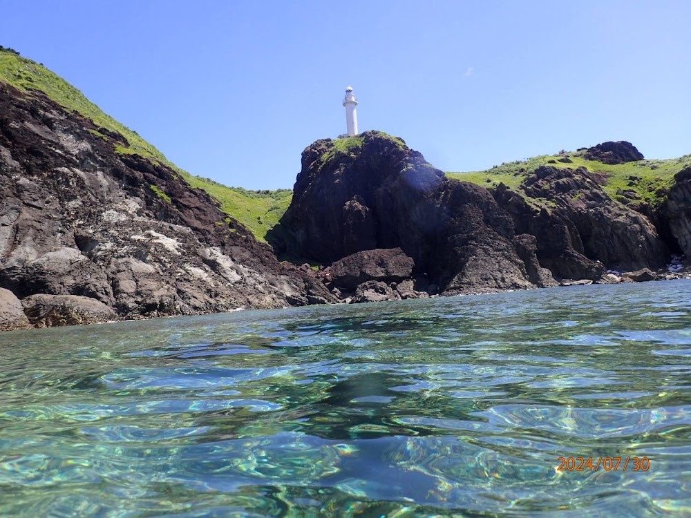海面から見た岬の灯台