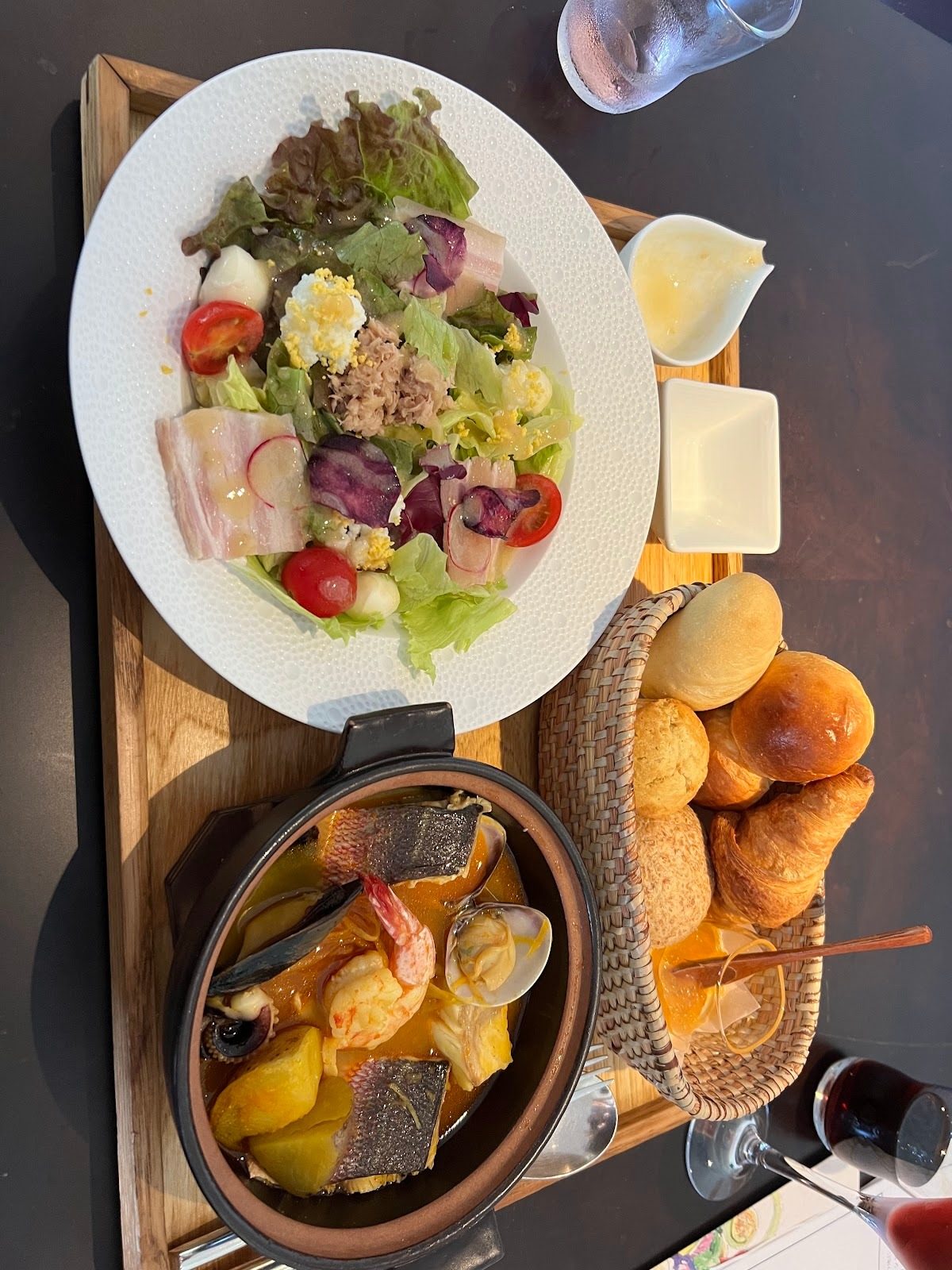 3日目の朝ごはん。サラダとパンとスープ