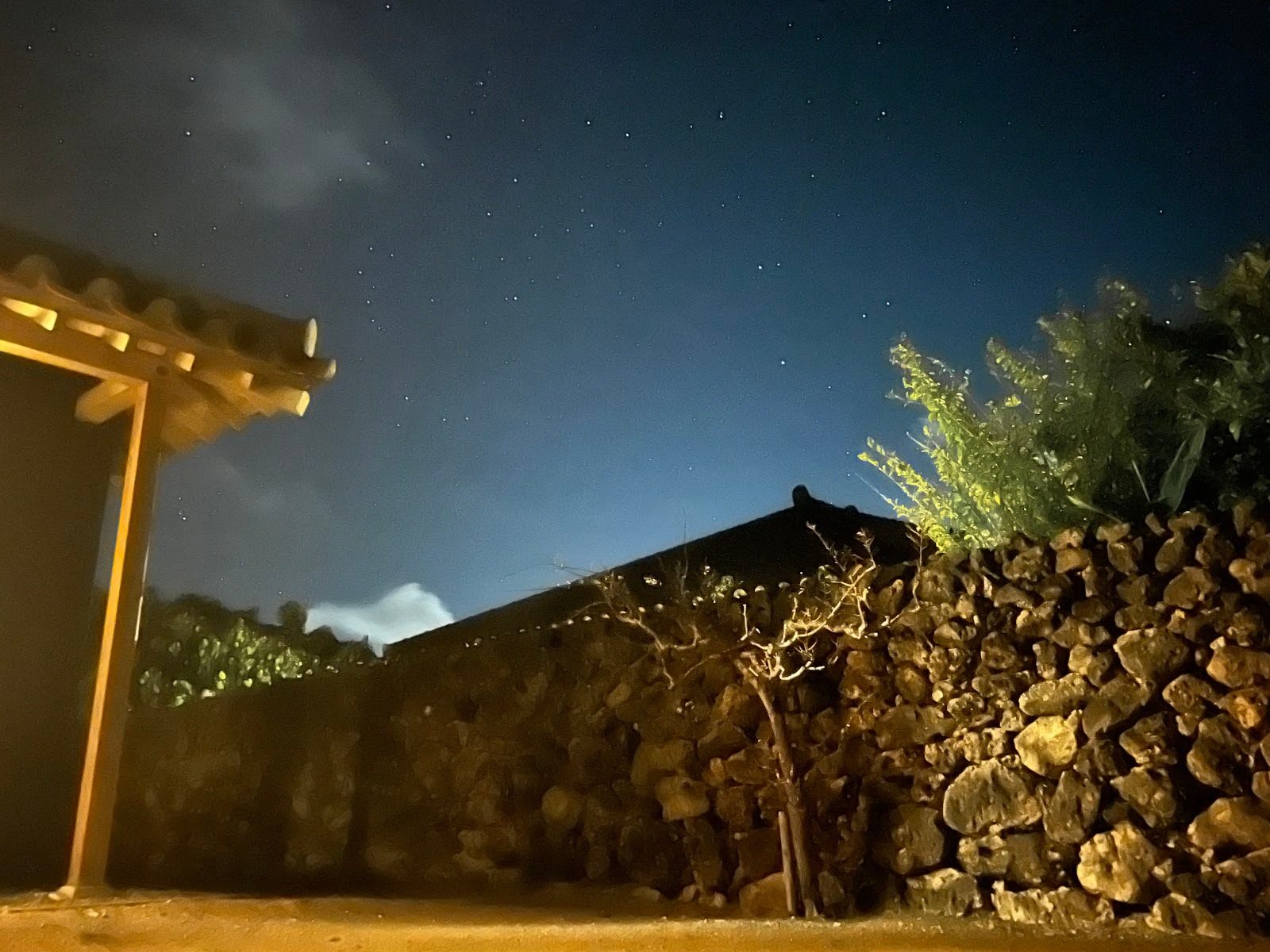 夜の星のや竹富島の石垣と空